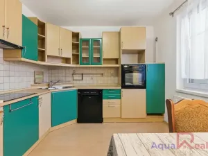 Prodej bytu 2+kk, Karlovy Vary, nám. V. Řezáče, 68 m2