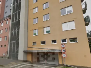 Pronájem garážového stání, Praha - Troja, Hnězdenská, 15 m2