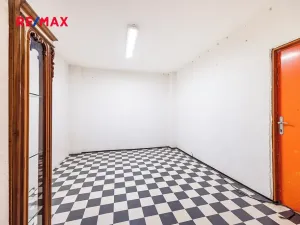 Pronájem obchodního prostoru, Praha - Dolní Počernice, Českobrodská, 66 m2