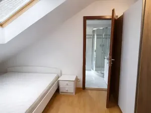 Pronájem bytu 2+kk, Praha - Kobylisy, Mirovická, 58 m2