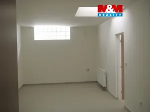 Pronájem obchodního prostoru, Tišnov, nám. Komenského, 23 m2