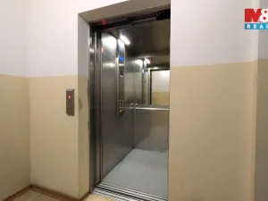 Pronájem bytu 1+kk, Praha - Troja, Svídnická, 28 m2