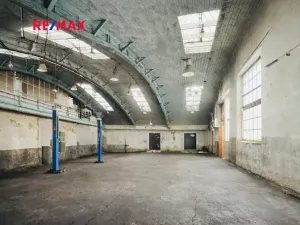 Pronájem obchodního prostoru, Praha - Horní Počernice, Komárovská, 500 m2