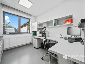 Prodej obchodního prostoru, Pardubice, K Dolíčku, 374 m2