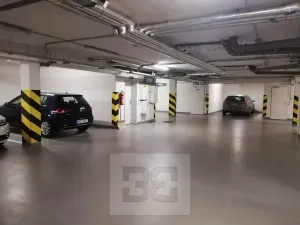 Pronájem garážového stání, Praha - Zbraslav, Pickova, 15 m2