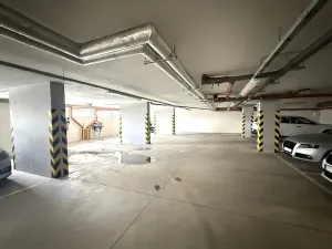 Pronájem garážového stání, Brno, Říčanská, 13 m2