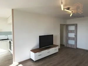 Pronájem bytu 3+1, Praha - Kobylisy, Famfulíkova, 70 m2