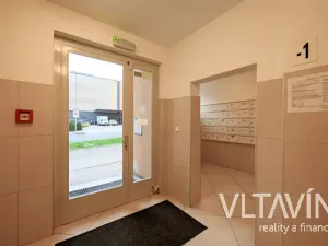 Pronájem bytu 1+kk, Praha - Troja, Hnězdenská, 39 m2