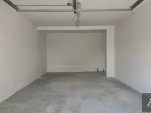 Pronájem garážového stání, Újezdec, 43 m2
