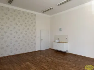 Pronájem obchodního prostoru, Kroměříž, Komenského náměstí, 32 m2