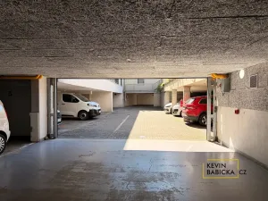 Pronájem garážového stání, Brno, Kosmova, 13 m2