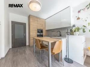 Prodej bytu 1+kk, Praha - Hloubětín, Za černým mostem, 31 m2