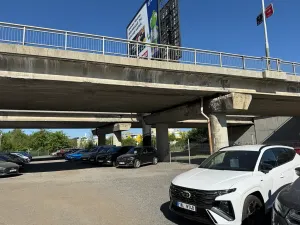 Pronájem komerčního pozemku, Praha, Radiová, 200 m2