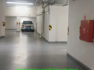 Pronájem garážového stání, Praha - Strašnice, Gutova, 18 m2
