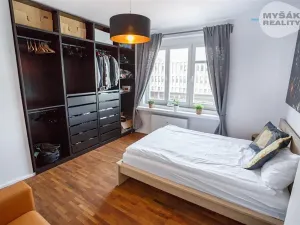 Pronájem bytu 2+kk, Praha - Karlín, Pobřežní, 56 m2
