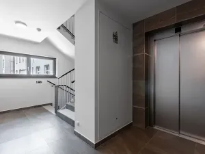 Pronájem bytu 1+kk, Praha - Vysočany, Bassova, 28 m2