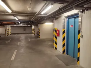 Pronájem garážového stání, Praha - Žižkov, Jeseniova, 14 m2