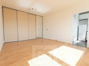 Pronájem bytu 1+kk, Praha - Troja, Krynická, 29 m2