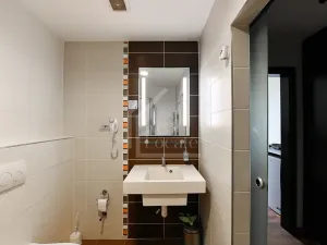 Prodej atypického bytu, Praha - Suchdol, Suchdolské náměstí, 23 m2