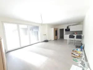 Pronájem bytu 1+kk, Praha - Vysočany, Pod Harfou, 45 m2