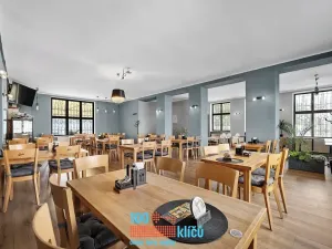 Pronájem restaurace, Praha - Záběhlice, Roztylské náměstí, 335 m2