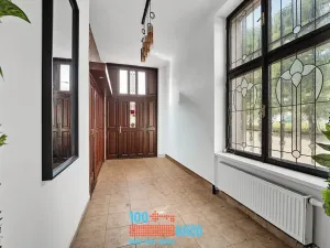 Pronájem restaurace, Praha - Záběhlice, Roztylské náměstí, 335 m2
