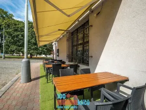 Pronájem restaurace, Praha - Záběhlice, Roztylské náměstí, 335 m2