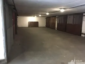 Pronájem garážového stání, Praha - Podolí, Kubištova, 17 m2