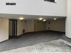 Pronájem garážového stání, Praha - Smíchov, Holečkova, 13 m2