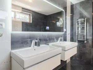 Pronájem rodinného domu, Benátky, 241 m2