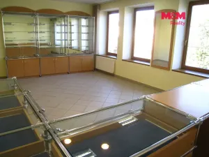 Prodej obchodního prostoru, Frenštát pod Radhoštěm, nám. Míru, 900 m2