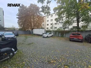 Pronájem garážového stání, Praha - Střešovice, Parléřova, 14 m2