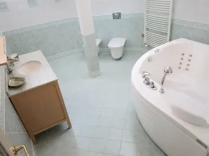 Prodej bytu 4+1, Karlovy Vary, Tylova, 182 m2