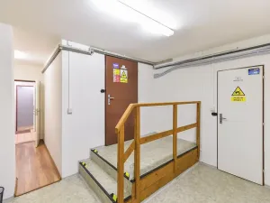 Pronájem kanceláře, Praha - Horní Počernice, Komárovská, 210 m2