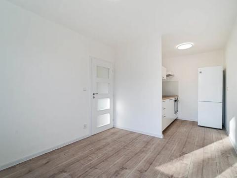 Pronájem bytu 2+kk, Praha - Holešovice, U Pergamenky, 37 m2