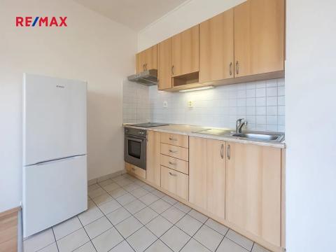 Pronájem bytu 1+kk, Praha - Horní Měcholupy, Padovská, 32 m2