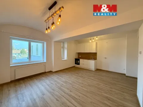 Pronájem bytu 1+kk, Třebechovice pod Orebem, Masarykovo náměstí, 37 m2