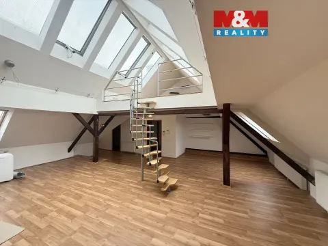 Pronájem atypického bytu, Žatec, Žižkovo náměstí, 100 m2