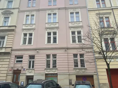 Pronájem garážového stání, Praha, Slezská, 12 m2