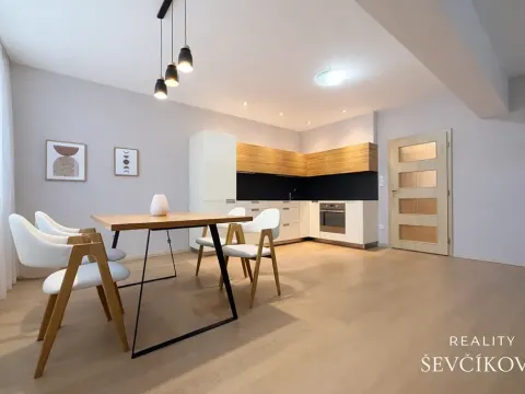 Pronájem bytu 3+kk, Hradec Králové, Gočárova třída, 76 m2