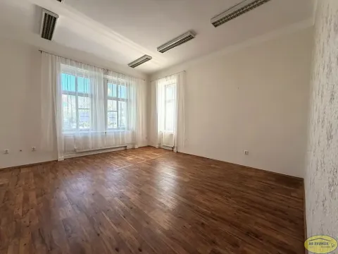 Pronájem obchodního prostoru, Kroměříž, Komenského náměstí, 32 m2