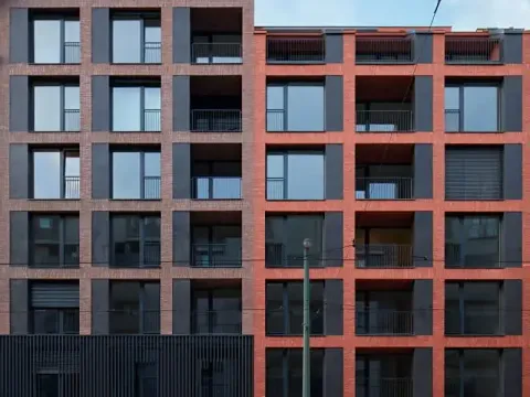 Pronájem garážového stání, Praha - Karlín, Sokolovská, 15 m2