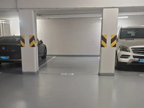 Pronájem garážového stání, Praha - Strašnice, Gutova, 18 m2