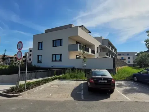 Pronájem garážového stání, Hradec Králové, Odlehlá, 14 m2